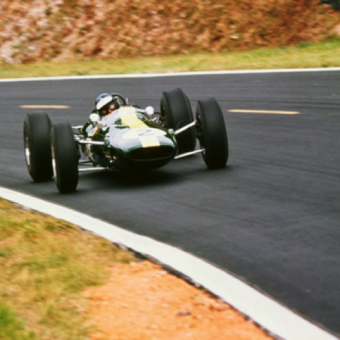 En pleine vitesse à Charade pendant le GP de France 
© Max Le Grand En pleine vitesse à Charade pendant le GP de France 
© Max Le Grand